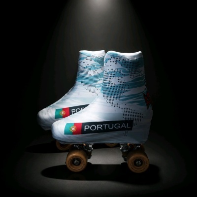Par de patins de quatro rodas com capa protetora estampada com mapa e bandeira de Portugal