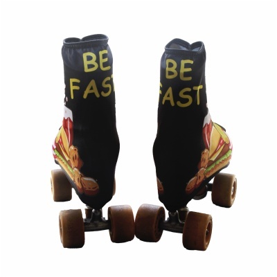 Par de patins clássicos pretos com texto amarelo BE FAST nas meias que cobrem os patins.