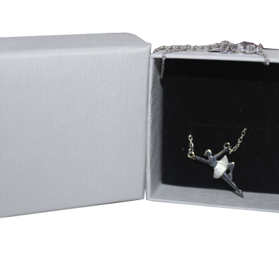 Colar com pendente de figura humana em caixa de joias cinza com interior preto