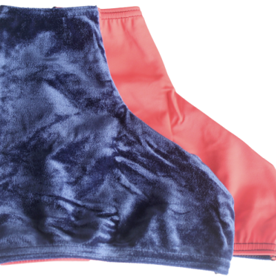 Dois protetores para sapatos azul escuro felpudo e coral liso com elástico