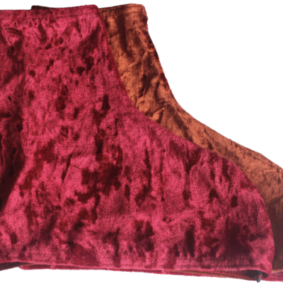 Dois pares de meias de veludo, vermelho escuro e castanho-avermelhado, sobrepostos