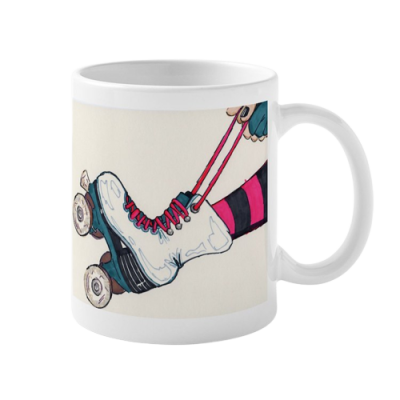 Caneca branca com desenho de bota de patins em linha e meias às riscas