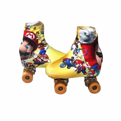 Patins tradicionais de quatro rodas com estampa de personagens do Mario