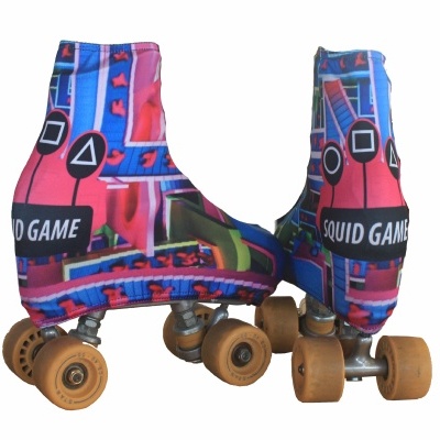 Patins com capa colorida e texto SQUID GAME