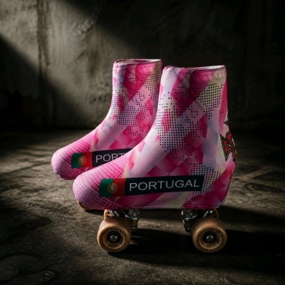 Par de patins com capa rosa com texto Portugal e bandeira
