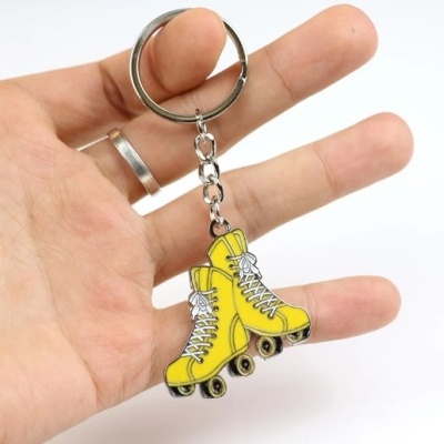Porta-chaves com pingente de patins amarelos