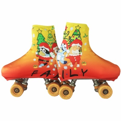 Patins de rodas com capa natalícia amarela e laranja com desenhos de personagens e árvores