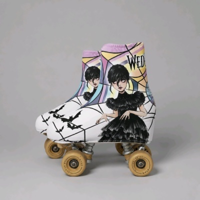 Patins brancos com ilustração e rodas castanhas