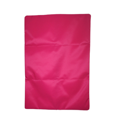 Produto rectangular cor-de-rosa em tecido com rugas, fundo branco