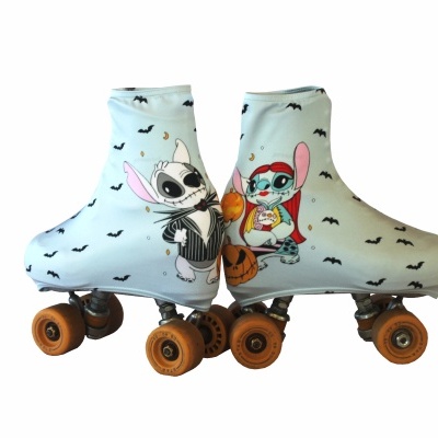 Patins de 4 rodas com capa protetora de tecido azul e bege com personagens e morcegos.