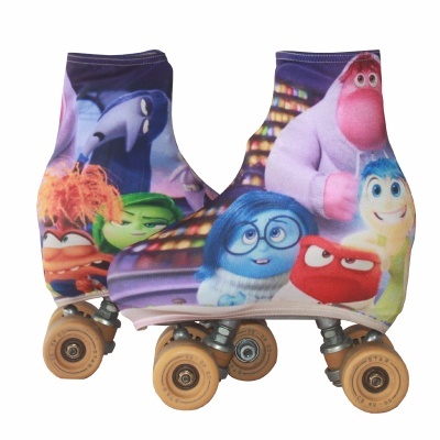 Patins de rodas com capa estampada de personagens coloridos de animação