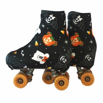 Patins com capa preta decorada com temas de Halloween e rodas laranja
