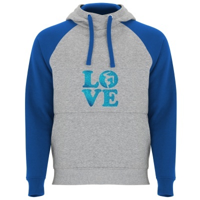 Sweatshirt cinzento claro com mangas azuis e estampagem LOVE azul com globo terrestre.