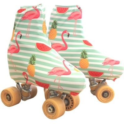 Patins de quatro rodas com capa estampada de flamingos, melancia e ananases