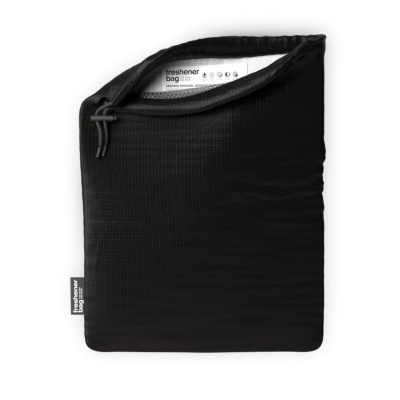 Bolsa preta com fecho de correr e etiqueta com texto em inglês