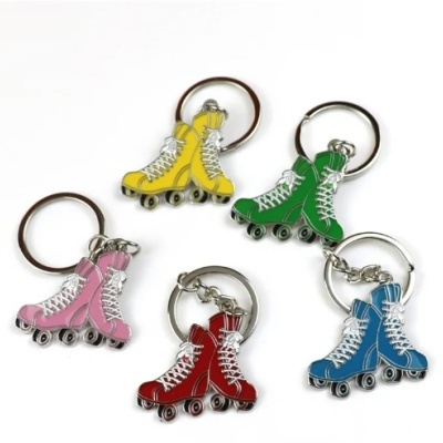 Chaveiros coloridos em forma de patins em linha