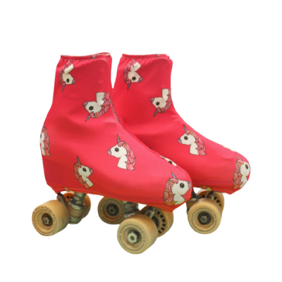 Patins clássicos com capa vermelha e padrão de unicórnios