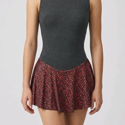 Fato de banho feminino cinza escuro com saia vermelha manchas pretas e detalhe rosa na gola