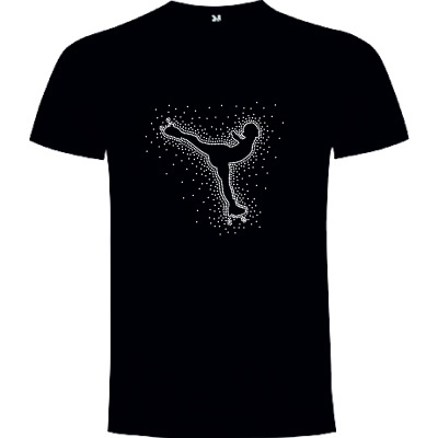 T-shirt preta com estampa branca de uma figura humana em pose de chute