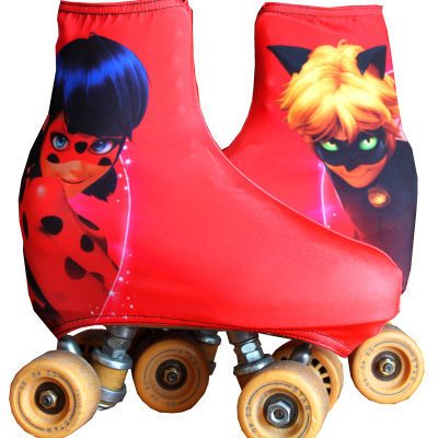Patins em linha vermelhos com personagens de desenho animado