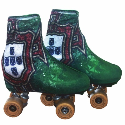 Par de patins com capas verdes e brasão em destaque