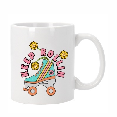 Caneca branca com uma ilustração colorida de patim e texto KEEP ROLLIN