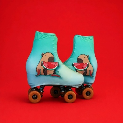 Patins de quatro rodas com capa azul e desenho de capivara a comer melancia.