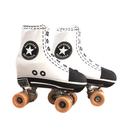 Par de patins de rodas brancos com detalhes pretos e rodas castanhas