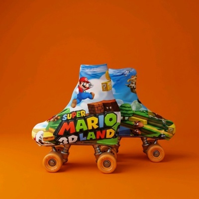 Patins com padrão Super Mario 3D Land em fundo laranja