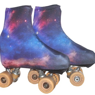 Patins de rodas com capa estampada galáctica azul, roxa e vermelha