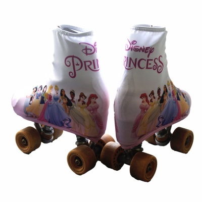 Patins com capa branca e princesas da Disney com texto Disney Princess