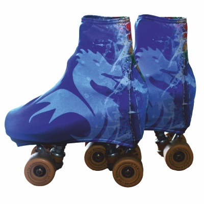 Patins de rodas com capa azul com padrão abstrato e rodas castanho claro.
