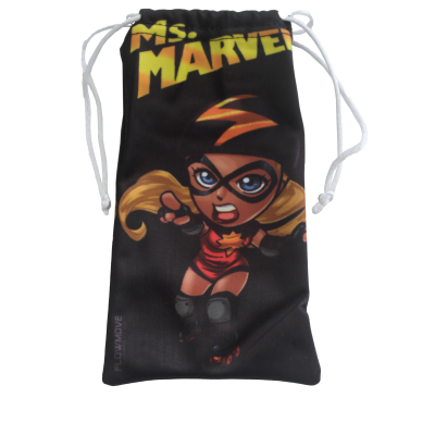 Estojo preto com imagem de Ms. Marvel e texto 'MS. MARVEL'