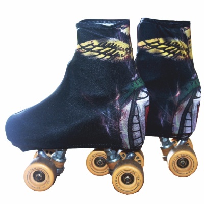 Par de patins com capa protetora preta e asas amarelas, rodas amarelas