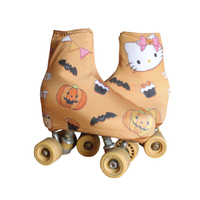 Patins com capa protetora laranja decorada com abóboras, morcegos, gato e cupcake