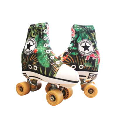 Patins clássicos com estampa floral e rodas castanhas