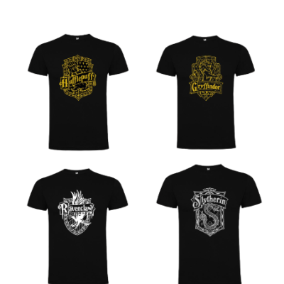 Conjunto de quatro t-shirts pretas com estampas das casas de Hogwarts em amarelo e branco