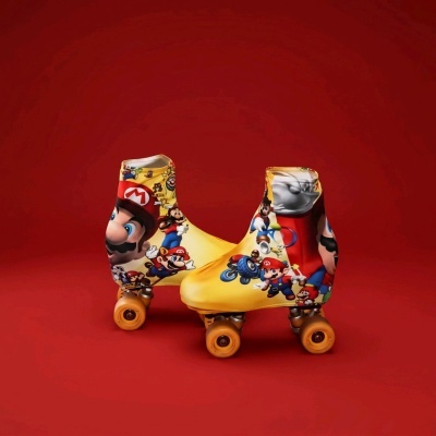 Patins de rodas amarelos com estampa Super Mario e rodas laranja