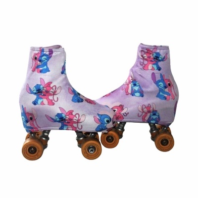 Patins de quatro rodas com capa lilás estampada com personagem Stitch