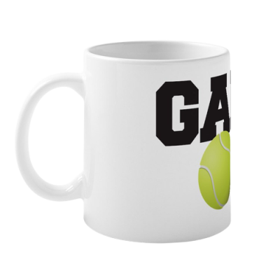 Caneca branca com a palavra GAME e bola de ténis
