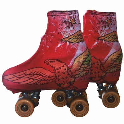 patins de rodas com capa elástica vermelha com águia e estrelas