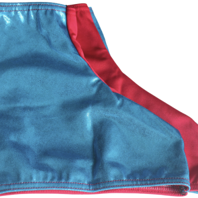 Capas para os pés azul e vermelho em tecido suave sobre fundo branco