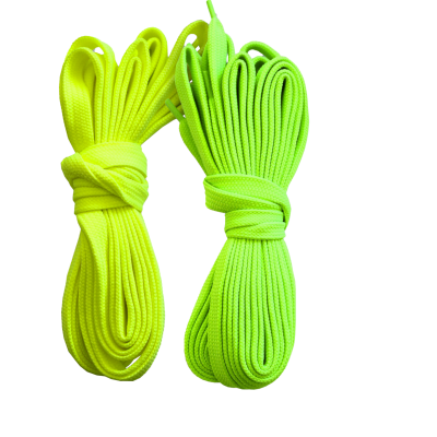 Dois pares de atacadores fluorescentes amarelo e verde enrolados