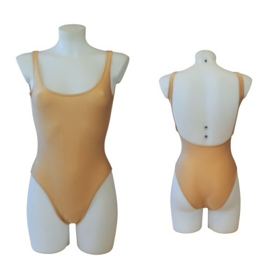Fato de banho feminino bege claro em manequim, vista frontal e traseira.