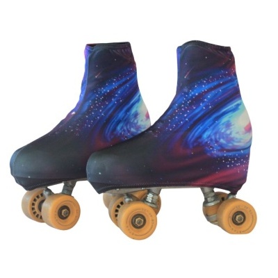 Patins de rodas com capa protetora com padrão de galáxia em azul e preto