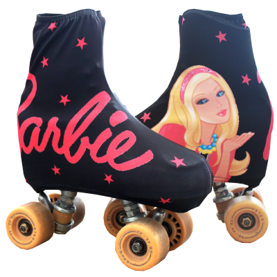 patins de rodas com capa preta e decoração Barbie rosa