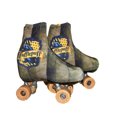 Patins com capa verde com brasão Hufflepuff