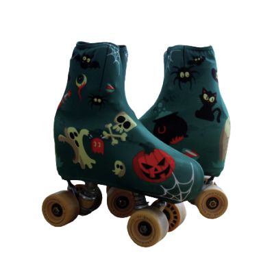 Patins de quatro rodas com capa verde decorada com desenhos de Halloween