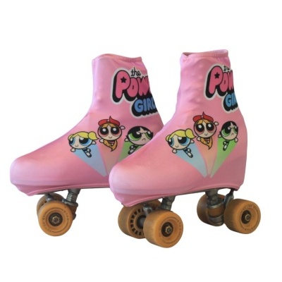 Capa rosa para patins de quatro rodas com personagens The Powerpuff Girls e texto colorido