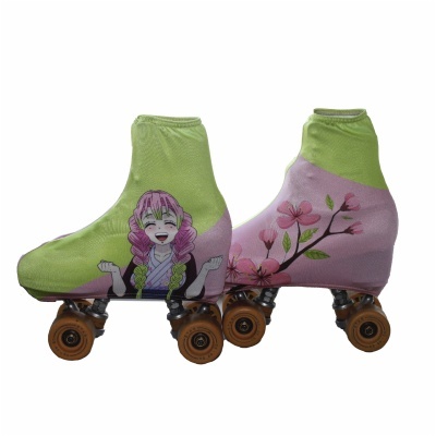 Par de patins com capa textil verde e rosa com desenho animado e flores